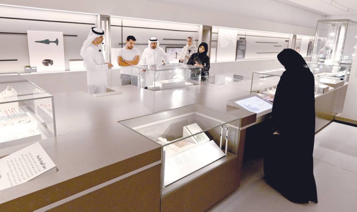 متحف العين يعد مركزاً حيوياً للبحث والدراسة الأثرية 