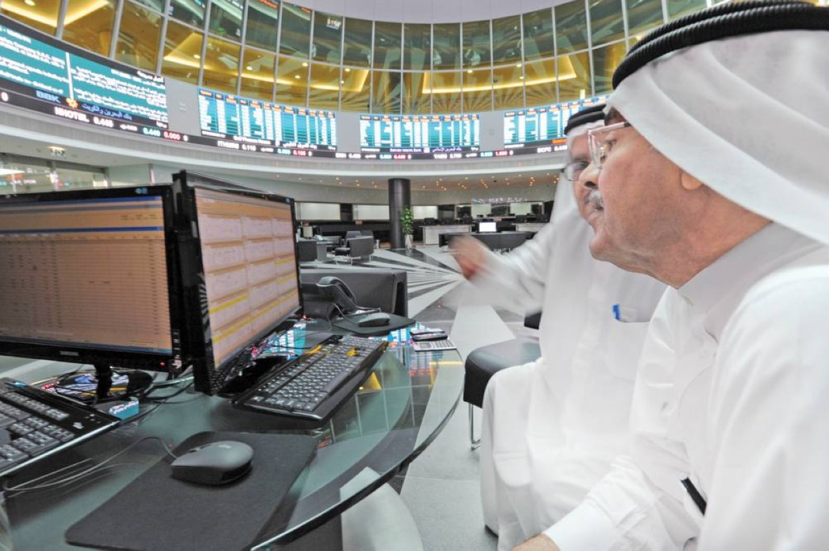 متعاملان يتابعان شاشات الأسعار في بورصة البحرين 