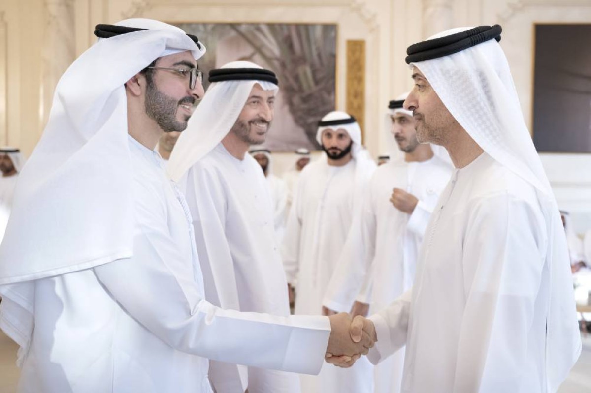 هزاع بن زايد مصافحاً الحضور في برزة قصر المقام