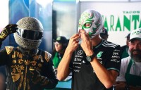 قناع مصارع يخفي «مهمة سرية» لنجم فورمولا 1