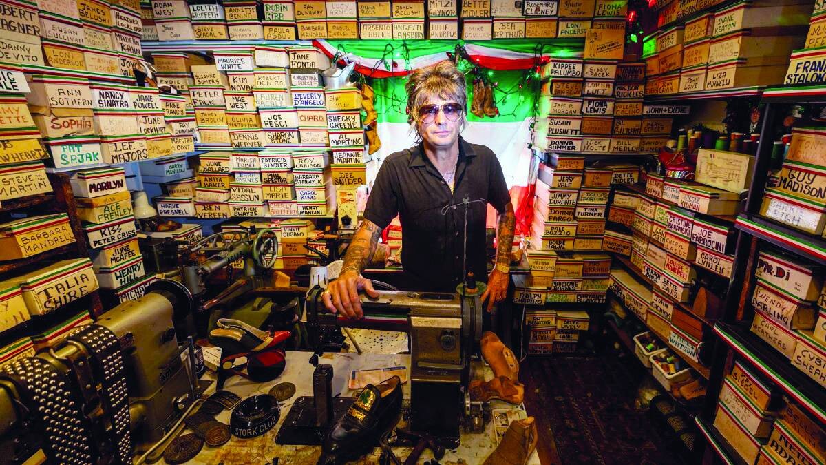 صانع أحذية يحرس فصلاً من تاريخ هوليوود