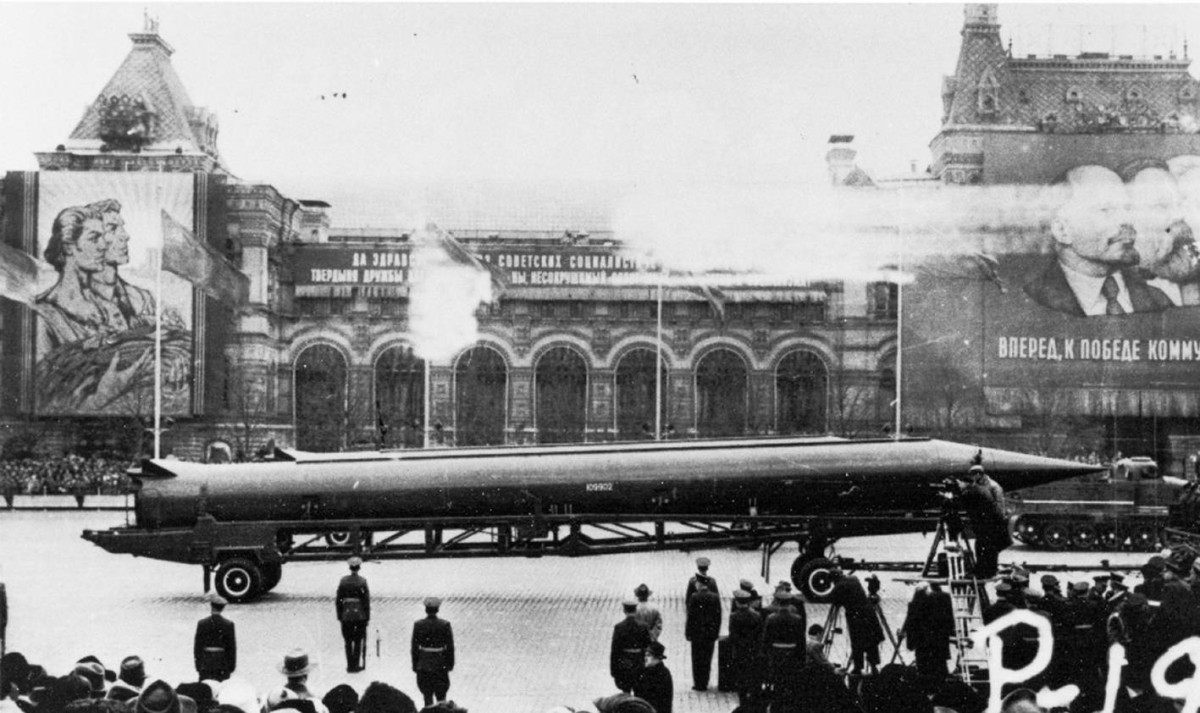 1960 -  نهاية أزمة الصواريخ الكوبية بعد اتفاق الرئيسين جون كينيدي ونيكيتا خروتشوف.