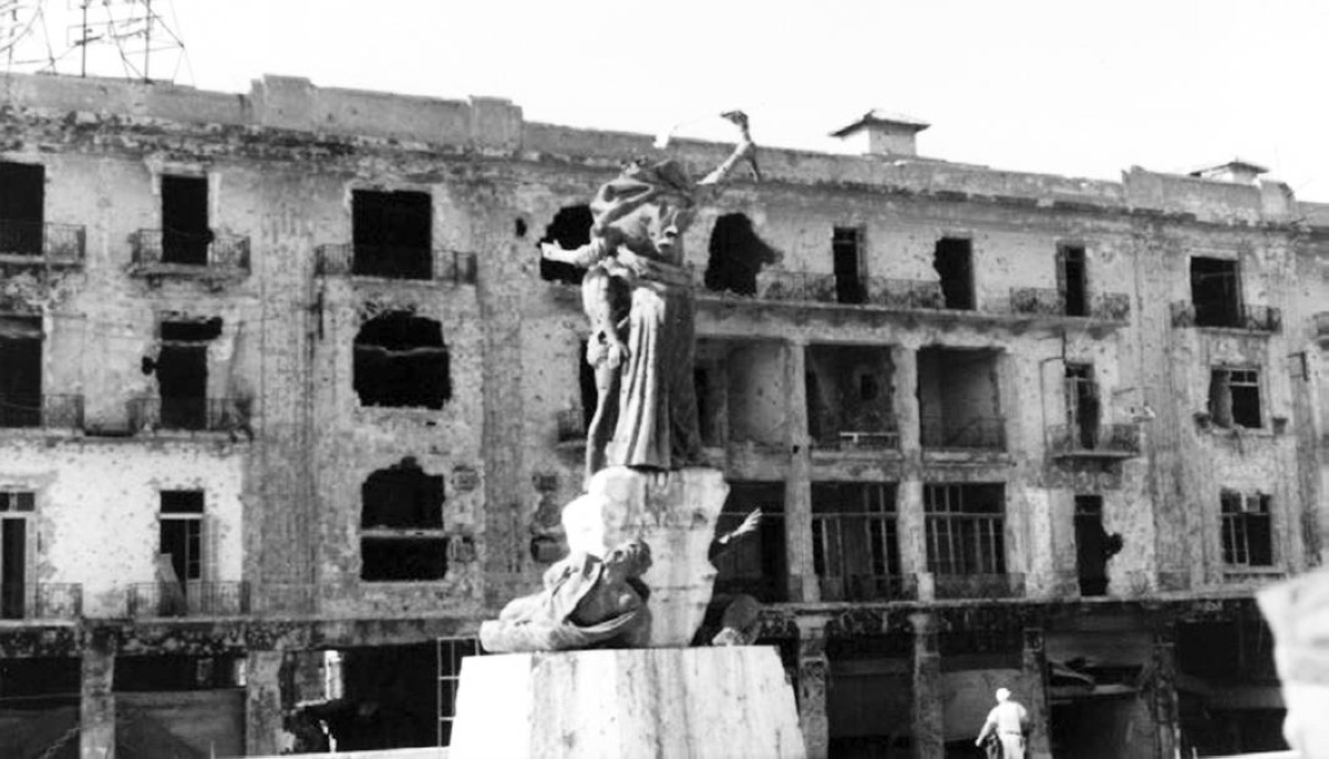 1990 -  انتهاء الحرب الأهلية اللبنانية بعد 15 سنة من اندلاعها وتسببها بخسائر كبيرة.