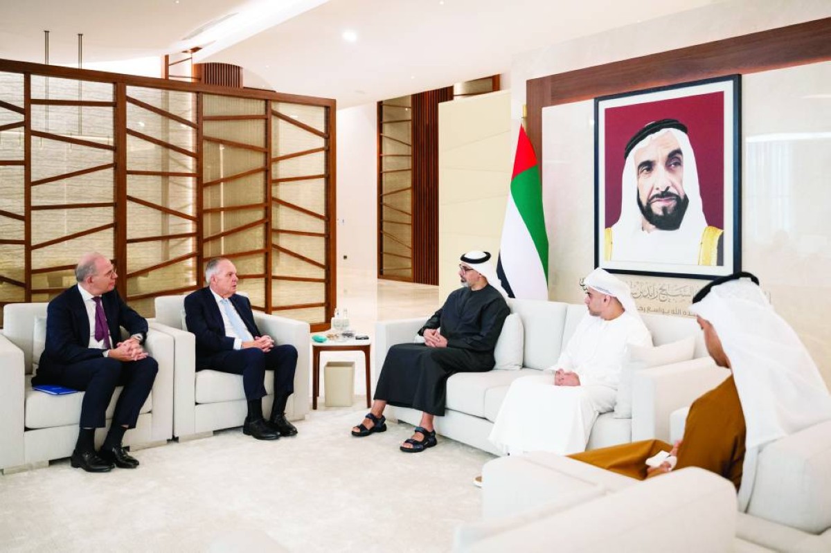 خالد بن محمد بن زايد خلال لقائه رونالد أوهانلي بحضور أحمد الزعابي وسيف غباش 