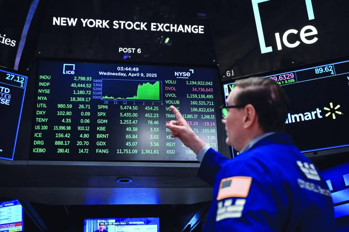 متداول في بورصة «وول ستريت» يتابع حركة المؤشرات 