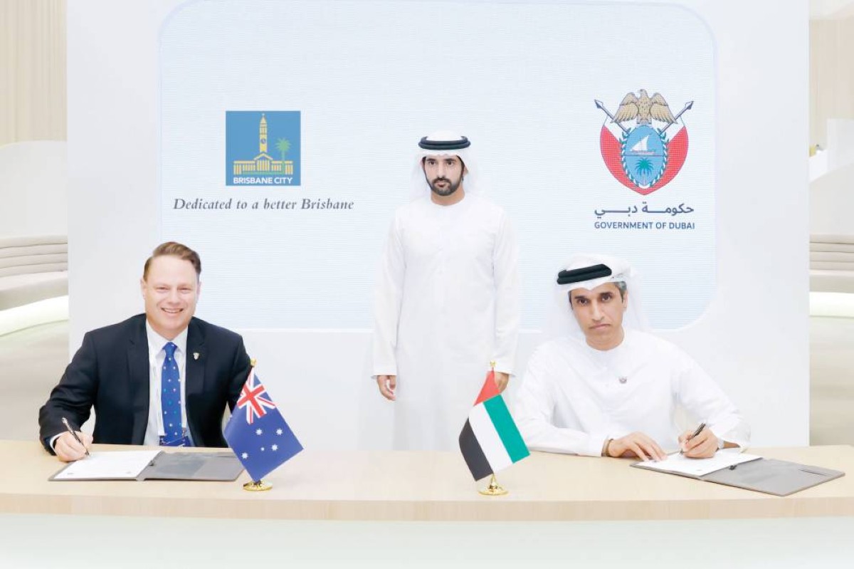 وسموه يشهد توقيع عبدالله البسطي ولورد أدريان شرينر مذكرة التفاهم