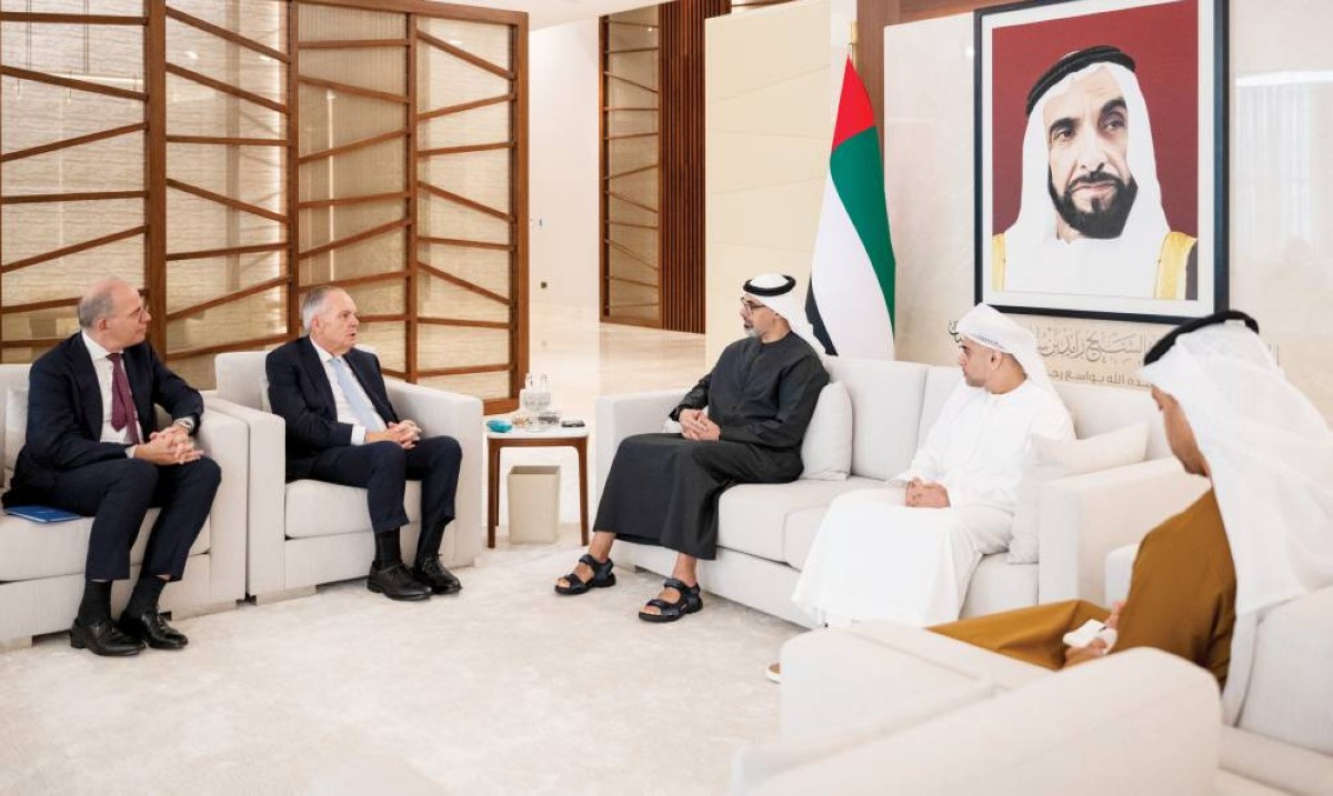 خالد بن محمد خلال لقائه رونالد أوهانلي بحضور أحمد الزعابي وسيف غباش 