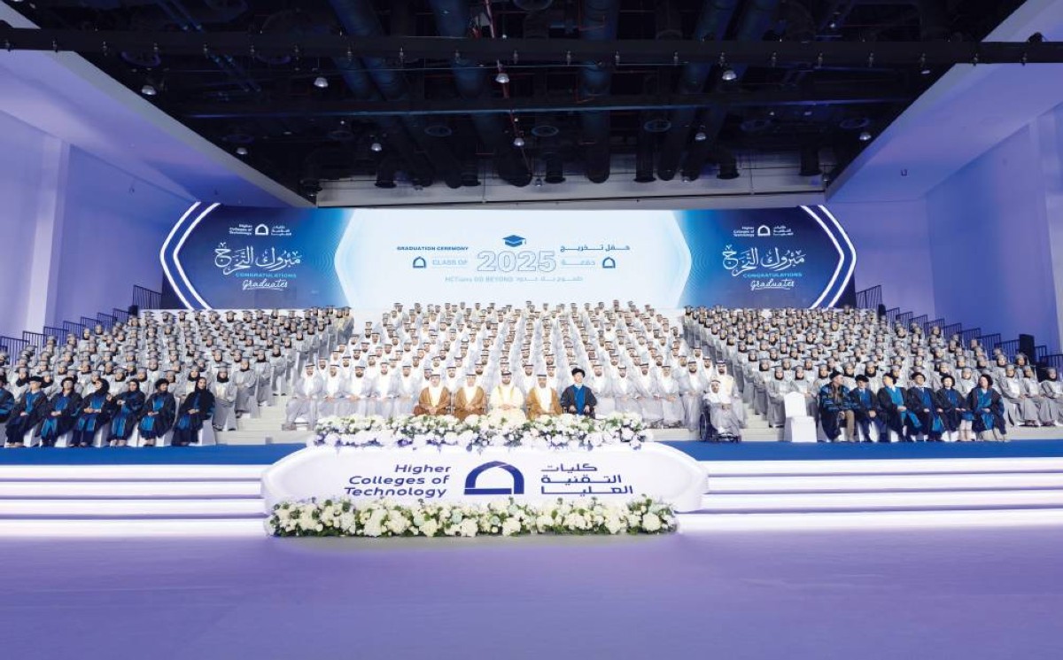 منصور بن محمد في لقطة جماعية مع الخريجين بحضور أحمد الفلاسي وفيصل العيان ويحيى الأنصاري 
