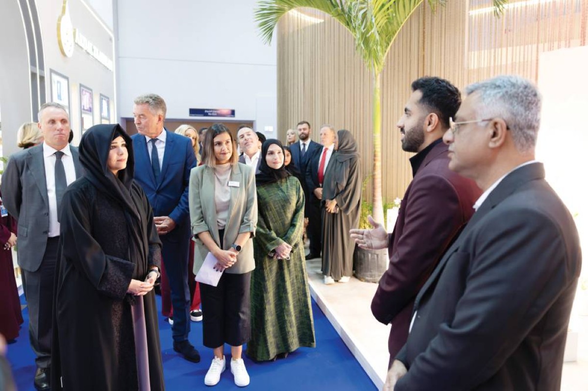 لطيفة بنت محمد خلال زيارة أحد الأجنحة المشاركة بحضور هالة بدري 
