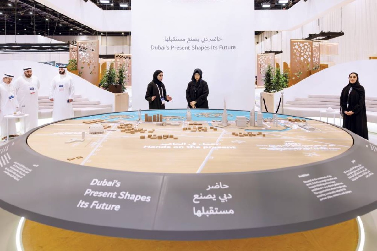 لطيفة بنت محمد خلال زيارة جناح حكومة دبي في القمة 
