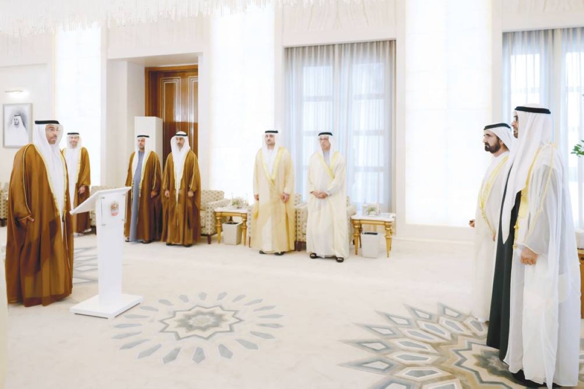 محمد بن زايد ومحمد بن راشد خلال أداء أحمد الصايغ اليمين الدستورية بحضور منصور بن زايد ومكتوم بن محمد وحمدان بن محمد بن زايد ومحمد بن حمد بن طحنون ومحمد الحسيني
