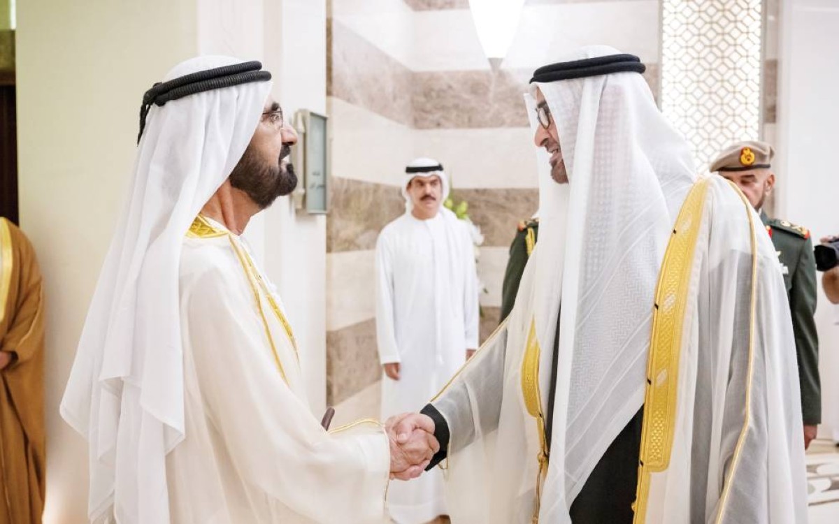 محمد بن زايد مصافحاً محمد بن راشد 