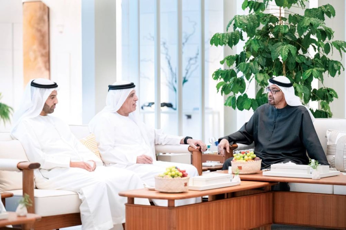 محمد بن زايد وسعود بن صقر خلال اللقاء بحضور محمد بن سعود 
