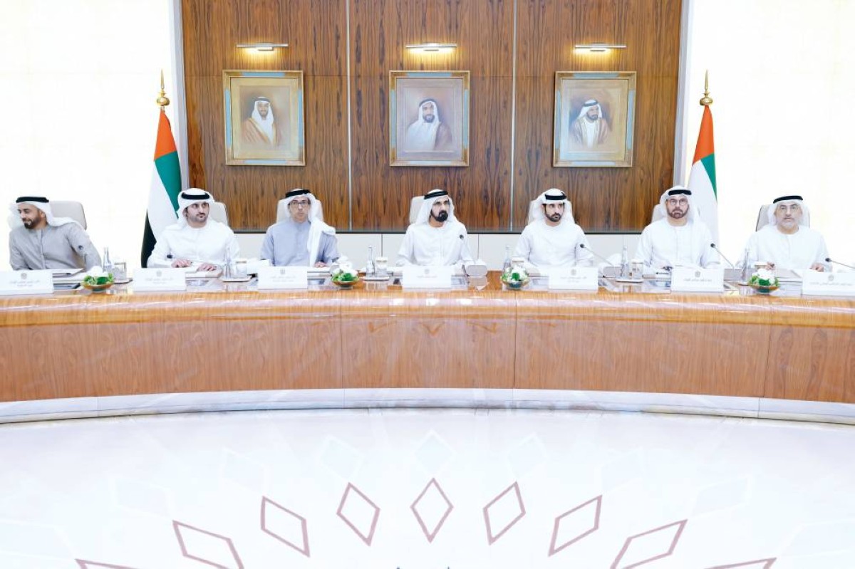 محمد بن راشد خلال ترؤسه الاجتماع بحضور منصور بن زايد وحمدان بن محمد ومكتوم بن محمد وسيف بن زايد ومحمد القرقاوي وعبدالرحمن العويس 