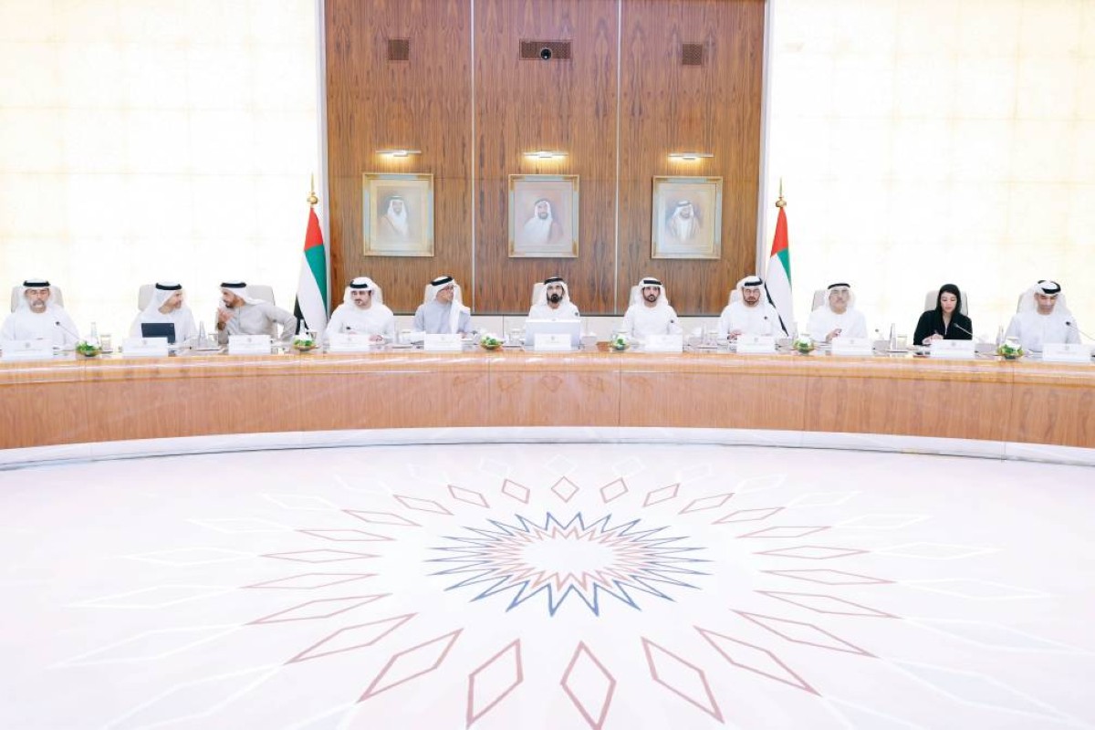 محمد بن راشد مترئساً الاجتماع بحضور منصور بن زايد وحمدان بن محمد ومكتوم بن محمد وسيف بن زايد ومحمد القرقاوي وعبدالرحمن العويس ومحمد الحسيني وريم الهاشمي وسهيل المزروعي وثاني الزيودي