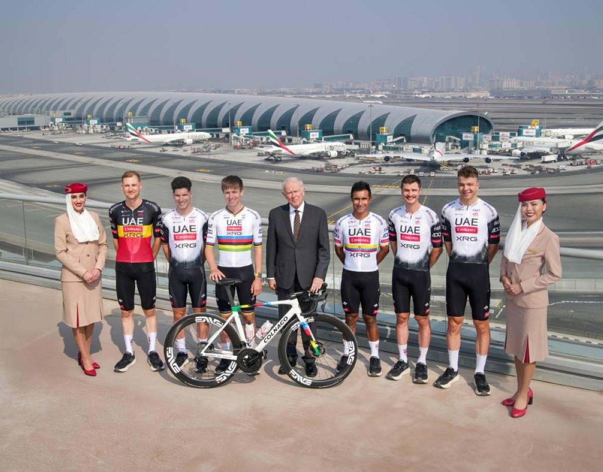 فريق الإمارات للدراجات يزور المقر الرئيسي لمجموعة الإمارات