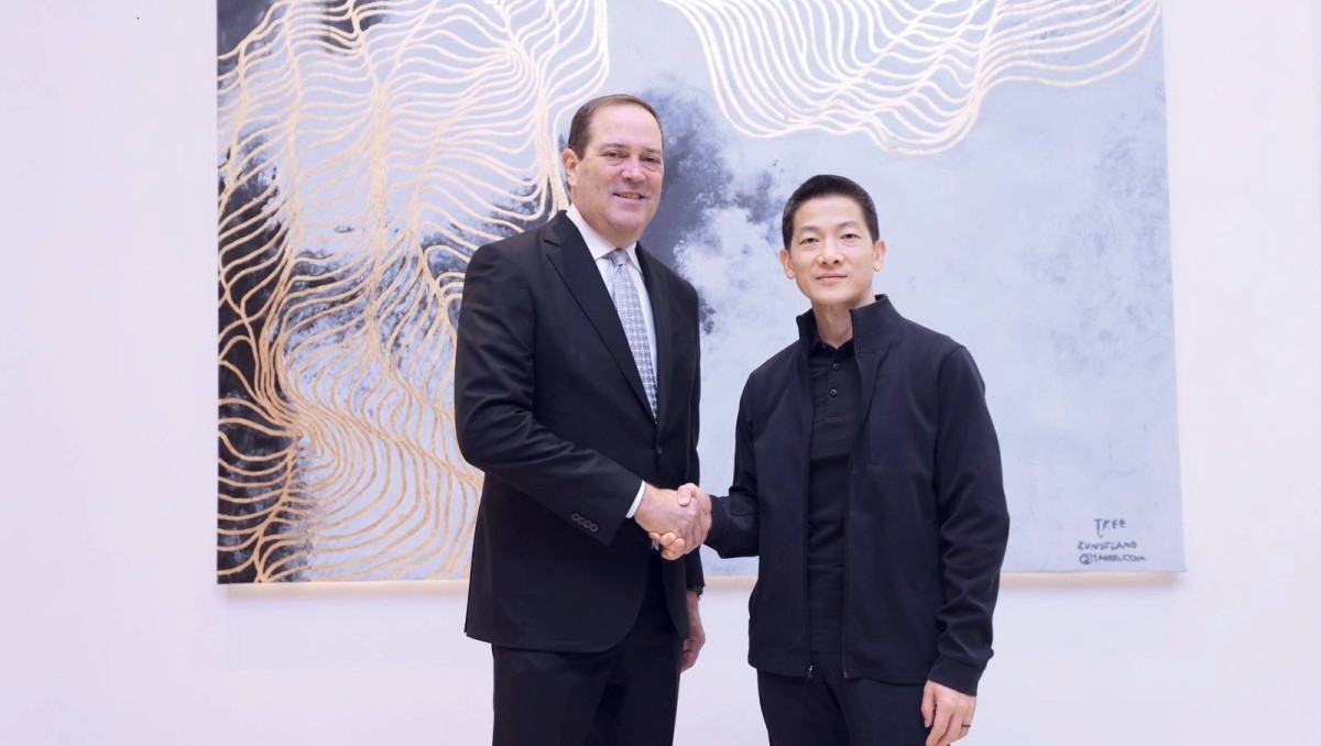 بينغ شياو وتشاك روبنز خلال اللقاء