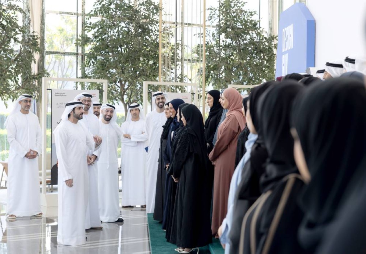 حمدان بن محمد في حديث مع منتسبي برنامج القيادة والتصميم بحضور محمد القرقاوي وعمر العلماء وهلال المري وخلفان بلهول وعبدالعزيز الجزيري