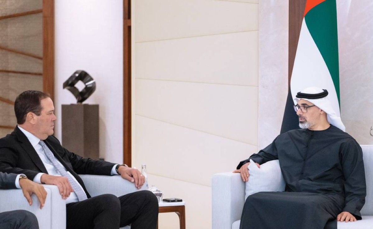 خالد بن محمد خلال لقائه تشاك روبنز