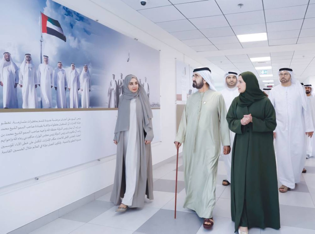 محمد بن راشد خلال جولته في المجمع بحضور محمد القرقاوي وسارة الأميري وهاجر الذهلي ومحمد القاسم
