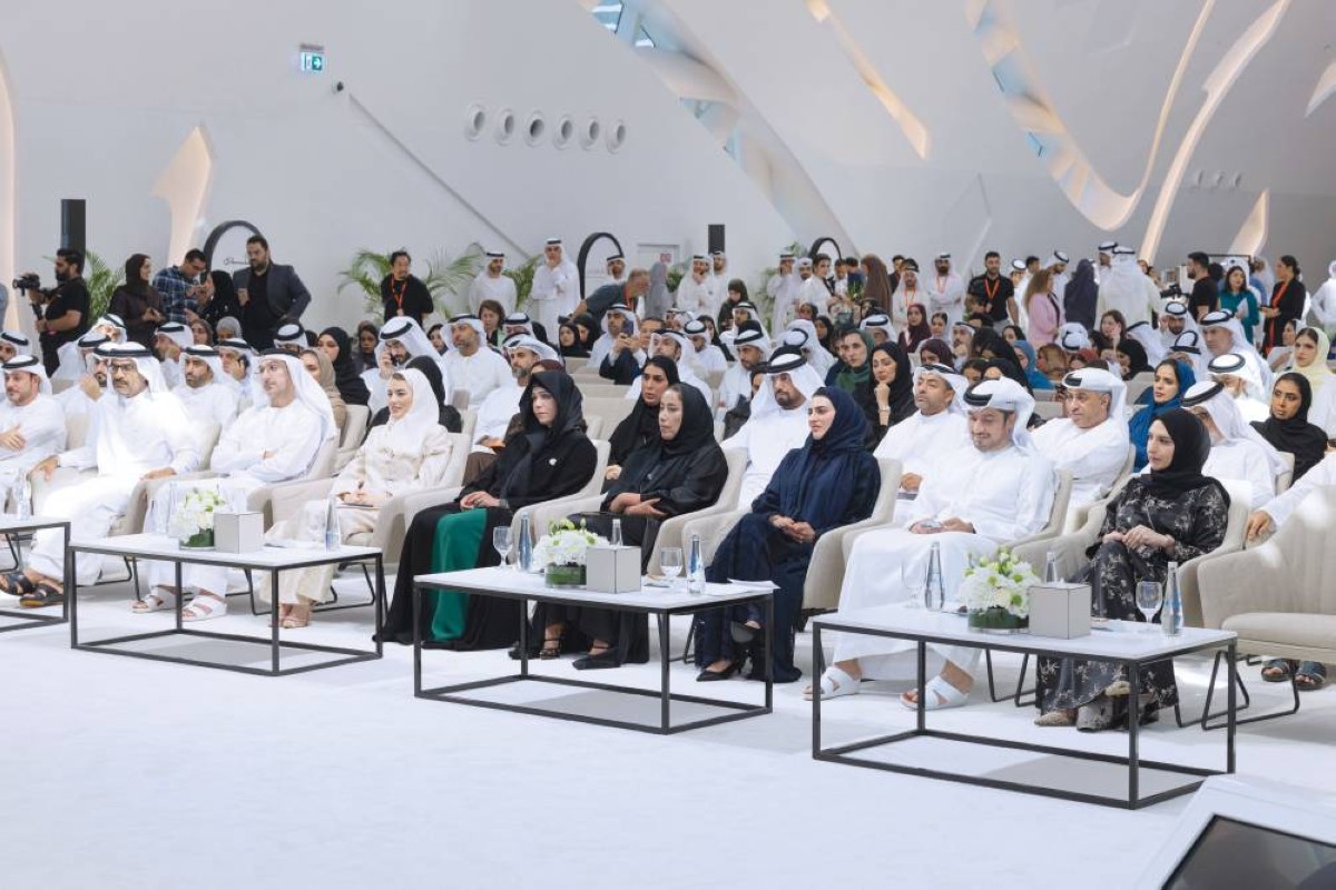 لطيفة بنت محمد خلال الجلسة بحضور منى المري ومحمد الشحي ونهال بدري وهالة بدري ومريم الملا ومحمد الملا وسعود الدربي وعبدالله بن دلموك 