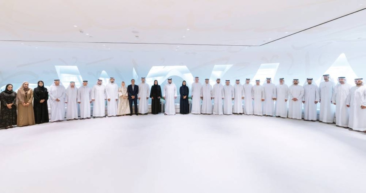 أحمد بن محمد خلال اللقاء بحضور منى المري ومحمد الملا وسعود الدربي وحامد بن كرم وعبد الله بن دلموك ورائد برقاوي وجمع من الإعلاميين    
