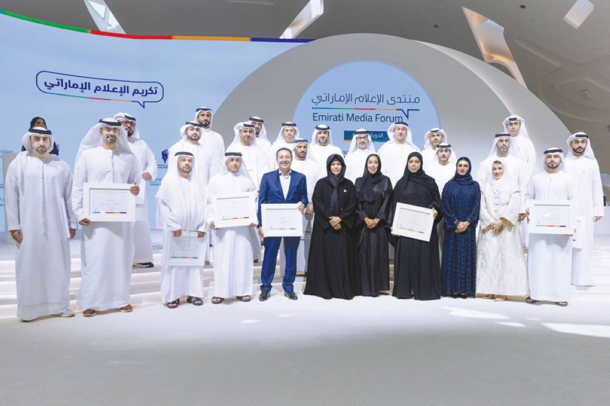 لطيفة بنت محمد في لقطة جماعية مع المكرمين بحضور منى المري ونهال بدري ومريم الملا ومحمد الملا وسالم باليوحة وحامد بن كرم وجمال الصويدر وراشد القبيسي وسالم الغيثي وعبد الله بن دلموك وناصر اليماحي ورائد برقاوي