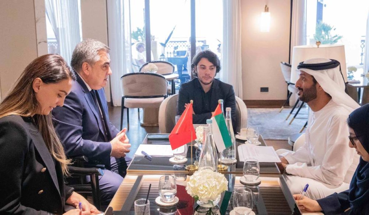 عبدالله بن طوق خلال جلسة مباحثات مع بلندي غونجيا وزير السياحة والثقافة والرياضة في ألبانيا