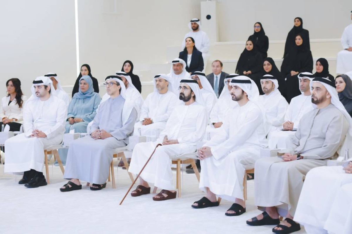 محمد بن راشد خلال إطلاق المنظومة بحضور منصور بن زايد وحمدان ومكتوم بن محمد وسيف بن زايد وعبدالله النعيمي وسارة الأميري وثاني الزيودي وسناء سهيل ولانا نسيبة ومغير الخييلي وسلطان السبوسي 