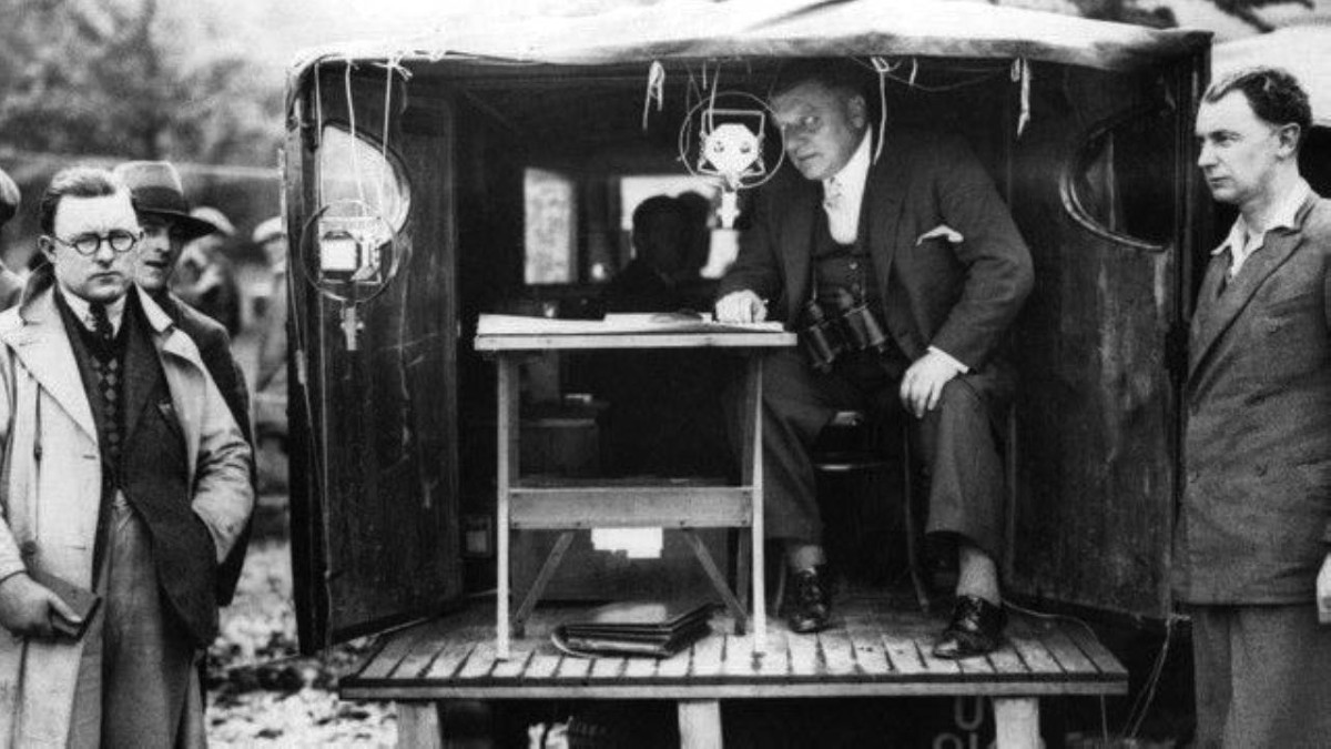 1928 بدء أول بث تلفزيوني في المملكة المتحدة.
