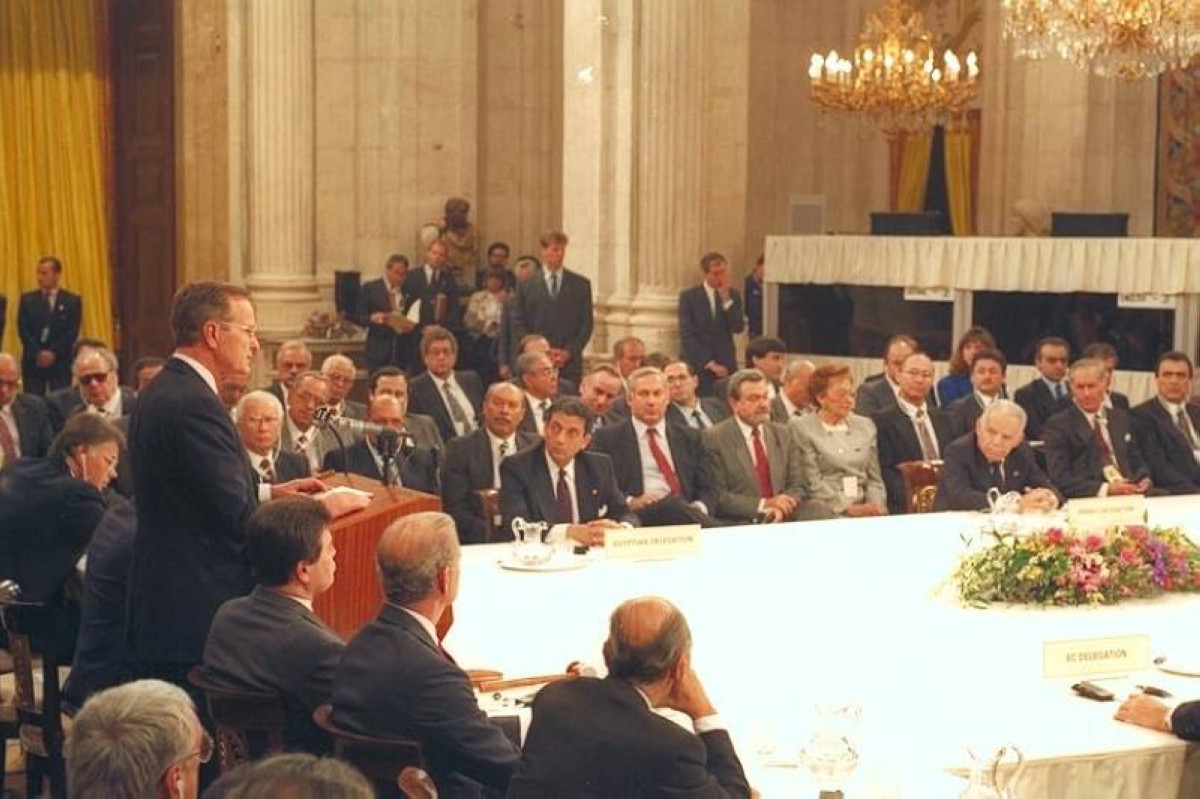 1991 انعقاد مؤتمر مدريد للسلام في الشرق الأوسط.
