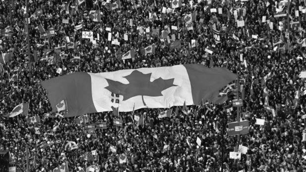 1995 مقاطعة كيبك الكندية ترفض الاستقلال حيث صوّت 50.6 % للبقاء و49.4 % للاستقلال.
