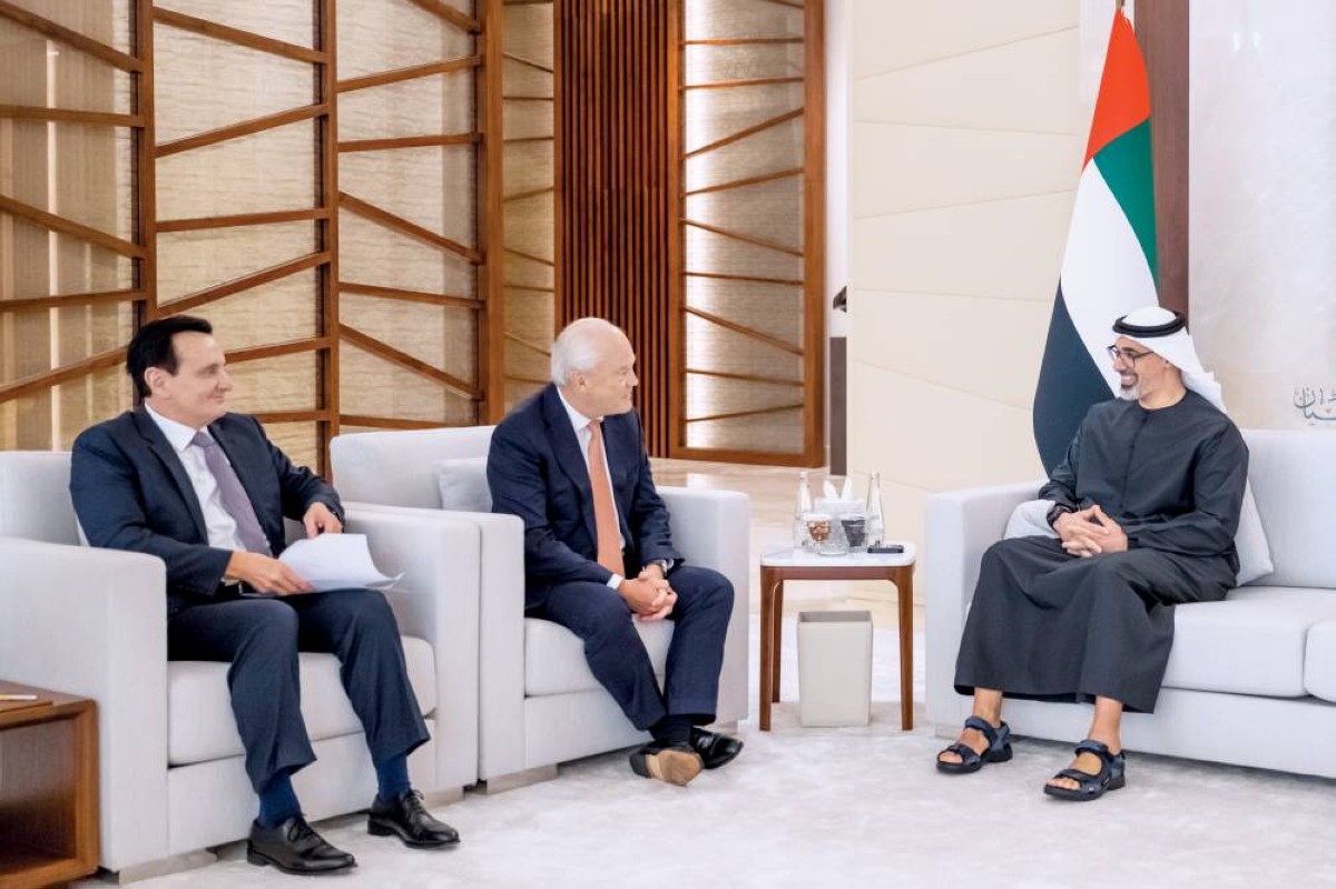 خالد بن محمد في حديث مع ميشيل ديماري خلال اللقاء