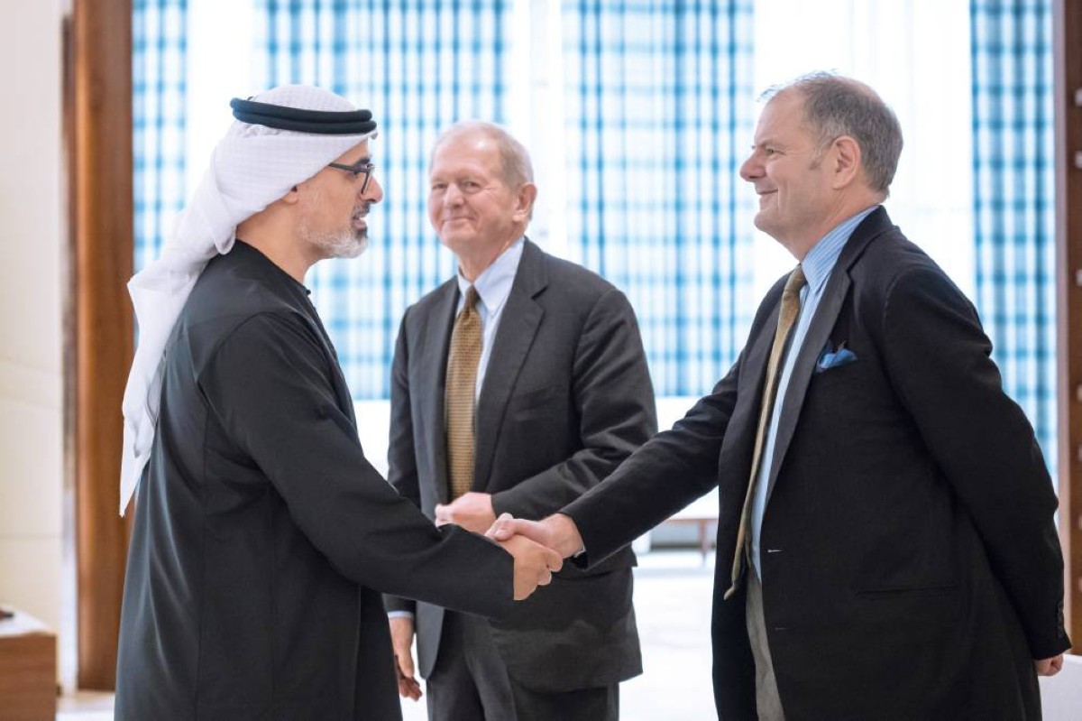 خالد بن محمد مصافحاً وفد الشركة