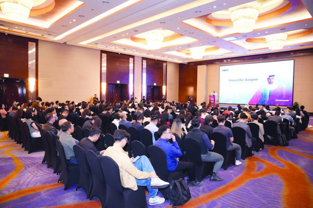 أحمد بن سليم متحدثاً إلى الحضور خلال الجولة في فيتنام 