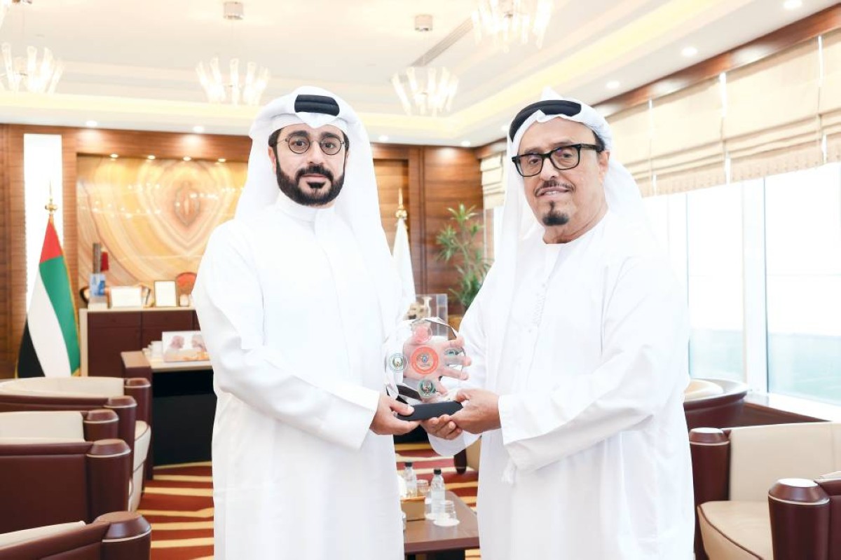 ضاحي خلفان خلال لقائه طلال فخرو