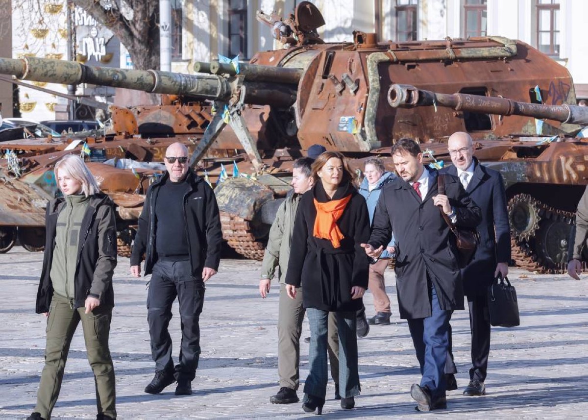 مسؤولون من سلوفينيا خلال جولة في معرض للآلات الروسية المتضررة وسط كييف