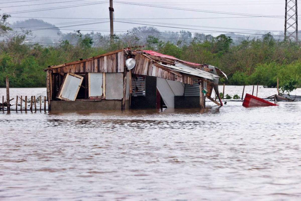المياه تغمر منازل ببلدة غواما بسانتياغو في كوبا بفعل الإعصار