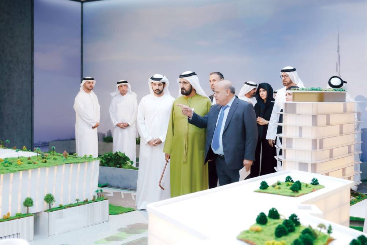 محمد بن راشد يطّلع على مجسمات للمشروع بحضور حمدان بن محمد وأحمد بن سعيد ولطيفة بنت محمد ومحمد القرقاوي ومرويس عزيزي
