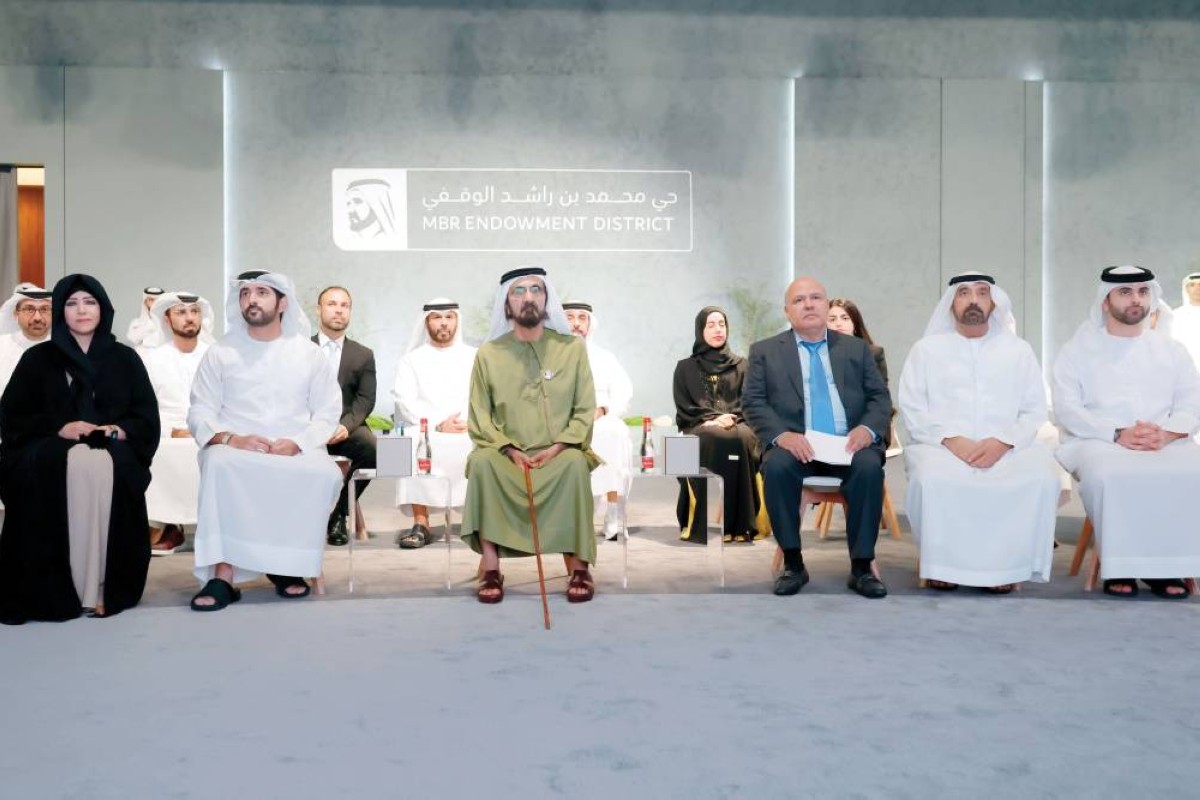 محمد بن راشد خلال إطلاق المشروع بحضور حمدان بن محمد وأحمد بن سعيد ومنصور بن محمد ولطيفة بنت محمد وعائشة ميران ومروان بن غليطة وعلي المطوع وهشام القاسم ومرويس عزيزي 