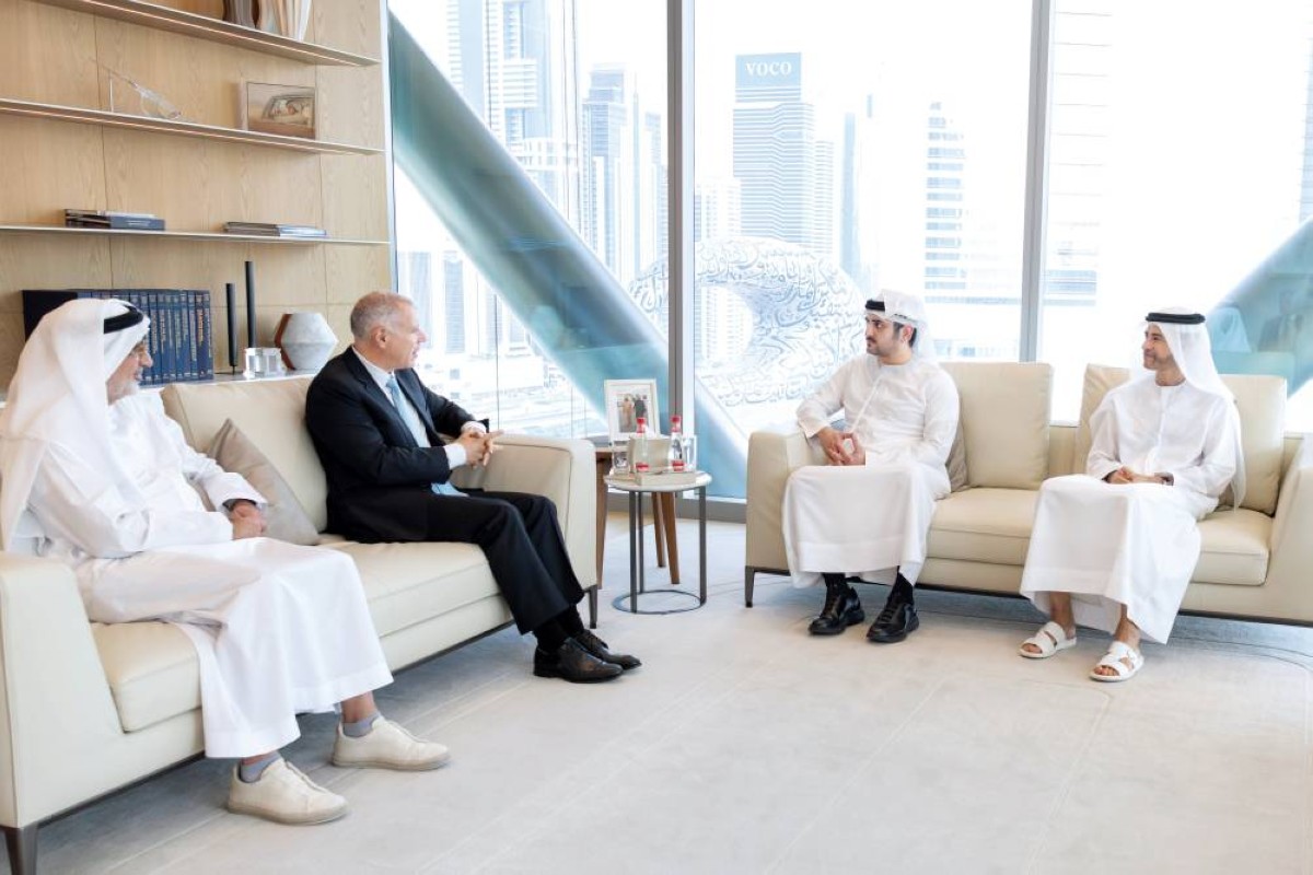 مكتوم بن محمد خلال المحادثات مع الرئيس التنفيذي لمجموعة «إتش إس بي سي» بحضور محمد الحسيني وعبدالفتاح شرف