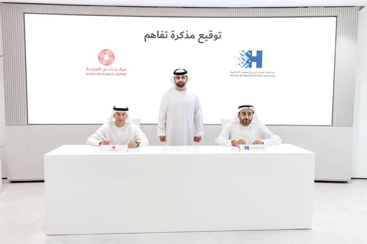 منصور بن محمد خلال توقيع منصور العور وأحمد بورقيبة على الاتفاقية 


