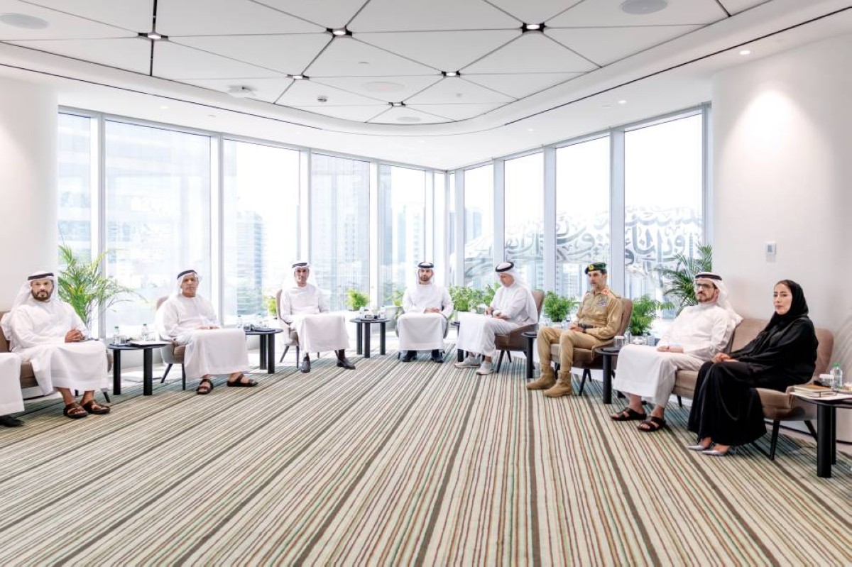 منصور بن محمد خلال ترؤسه الاجتماع بحضور عبدالله البسطي وطلال بالهول وعبدالله المري ومطر الطاير وسعيد الطاير ومروان بن غليطة ومنى المري