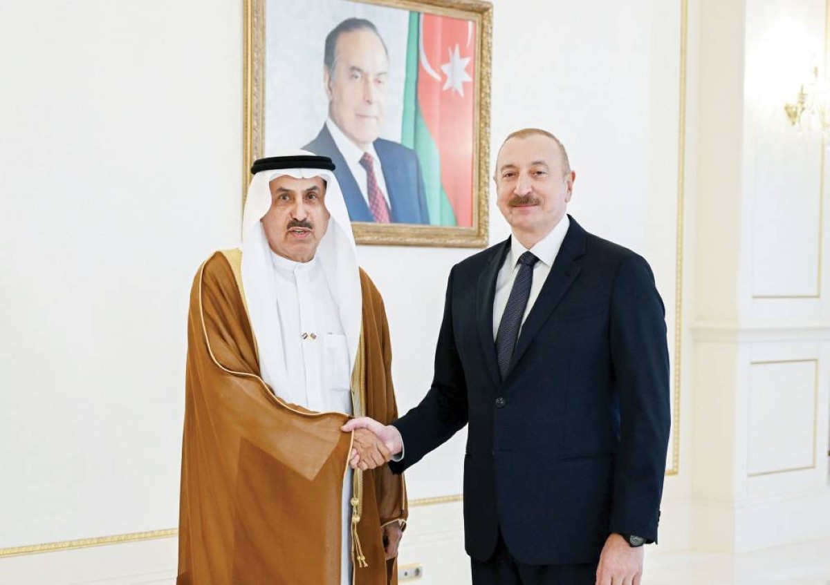 إلهام علييف مصافحاً صقر غباش