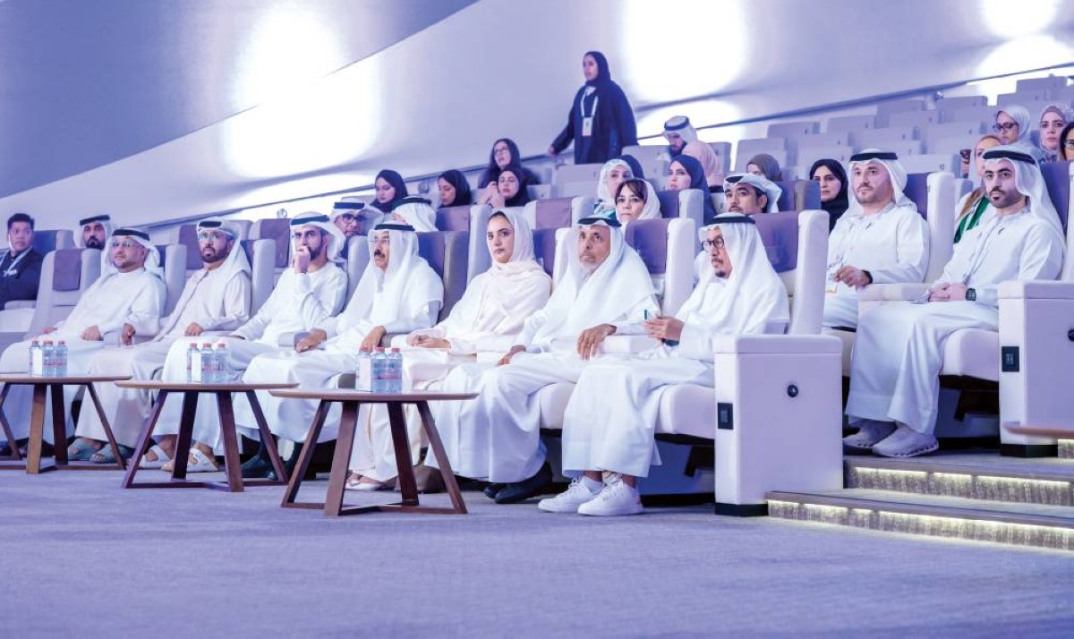 عمر العلماء ومحمد المر ومحمد سالم المزروعي وعدد من المسؤولين والحضور خلال اليوم الأول من القمة 