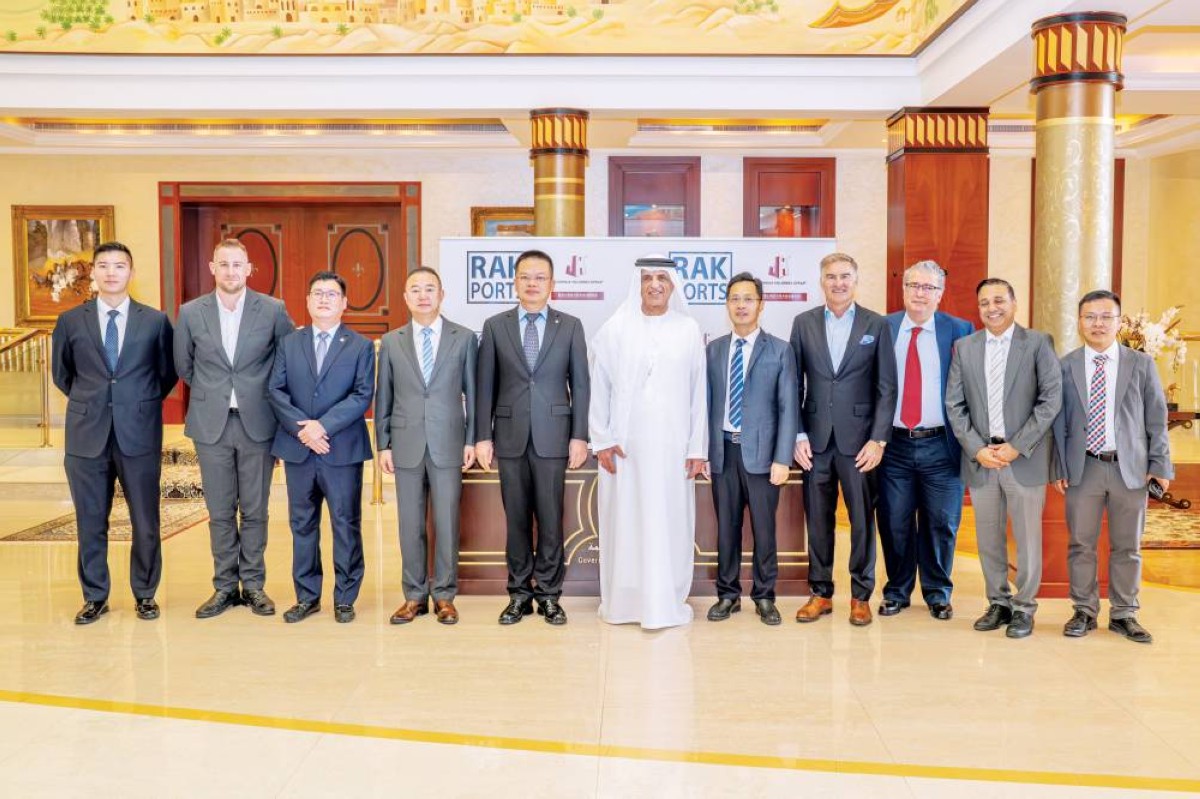 سعود بن صقر خلال اللقاء بحضور روي كومنس وقوه تشيانغ وكبار المسؤولين