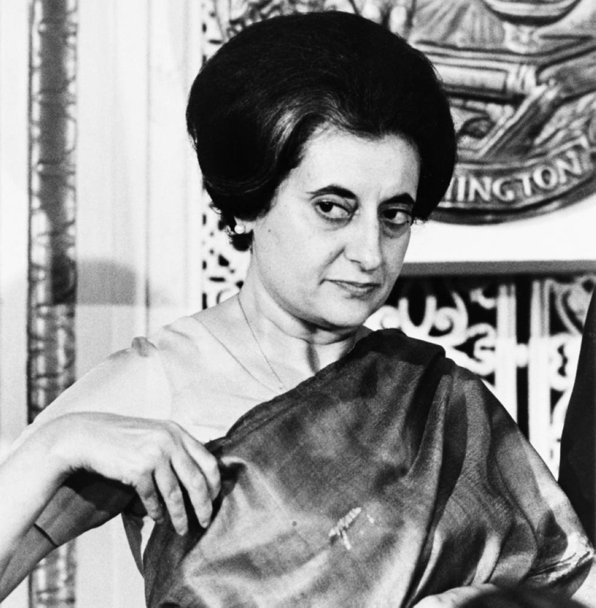 1984 -  اغتيال رئيسة وزراء الهند أنديرا غاندي.