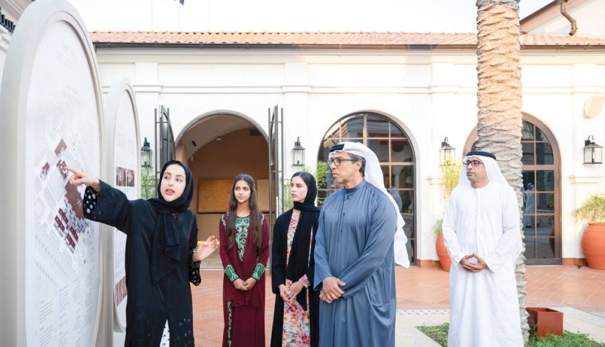 منصور بن زايد يستمع إلى شرح من شما المزروعي بحضور فاطمة ولطيفة بنت منصور بن زايد
