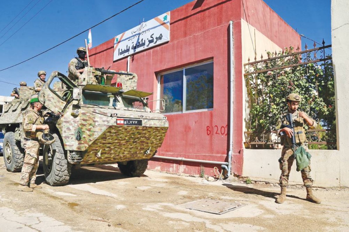 جنود لبنانيون في موقع مقتل الموظف اللبناني في قرية بليدا