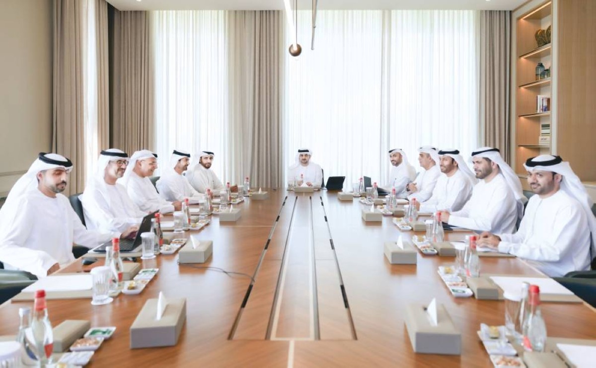 مكتوم بن محمد مترئساً الاجتماع بحضور محمد الشيباني وعصام الحميدان وسيف السويدي وخالد الحوسني ومحمد السبوسي وعيسى الشريف وعبدالله السبوسي وعبدالرحمن موسى وأعضاء المجلس